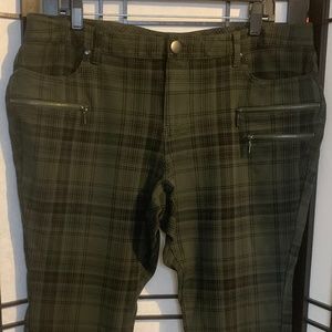 Torrid Size 20 Capris with Zippers